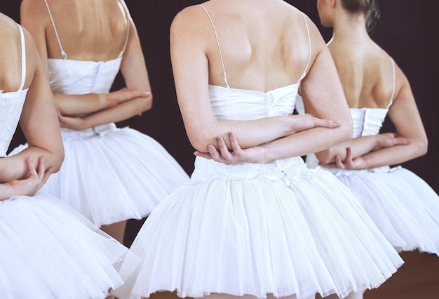 Foto balletttanz und kunst mit frauenrücken auf der bühne für performance-theater und training kreative motivation und tanz mit eleganter ballerina-tänzerin für klassischen show-rezital und bewegung