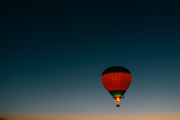 Ballon colorido no céu noturno