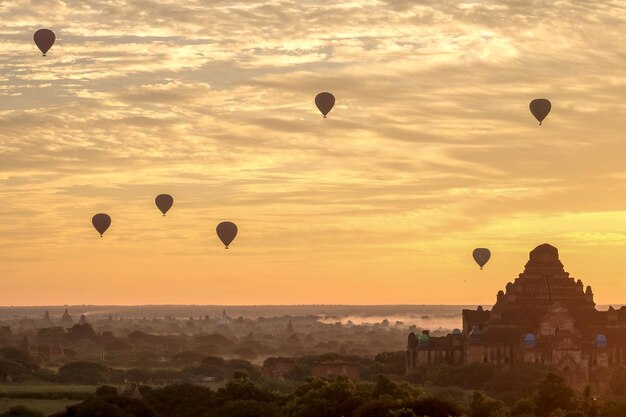 Ballon flog über Dhammayangyi Tempel Bagan Dezember 2016