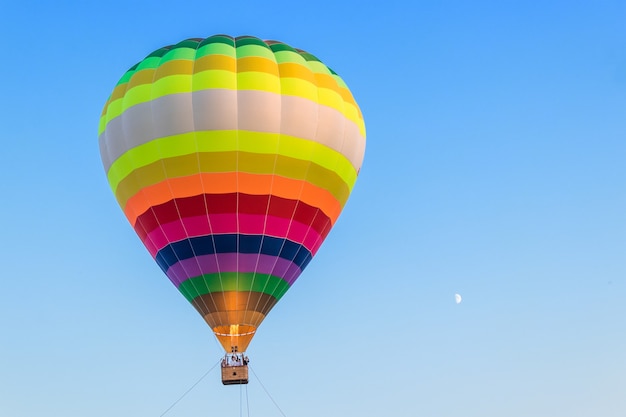 Ballon in der Luft. Ballonfahren. Freiheit. Stadt Tscheboksary, Russland, 19.08.2018