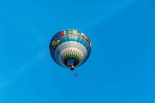 Ballon mit der Aufschrift Sky Mountains im Hintergrund des blauen Himmels