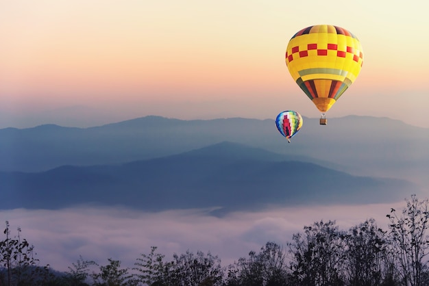 Ballon über nebel- und wolkengebirgstallandschaft