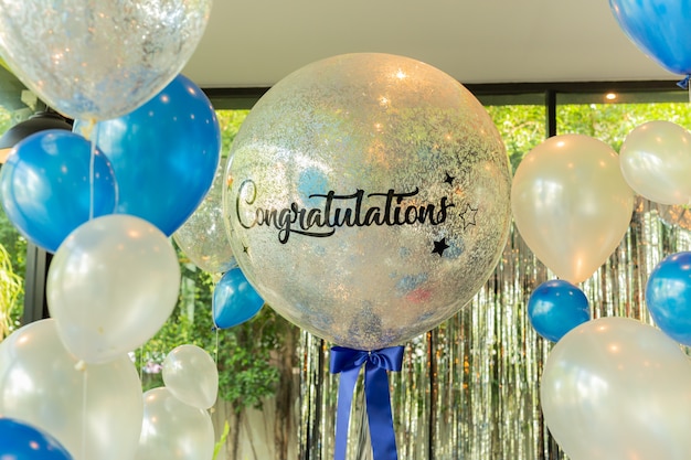 Ballone mit Wort Glückwunsch zur Ballondekoration im Restaurant.