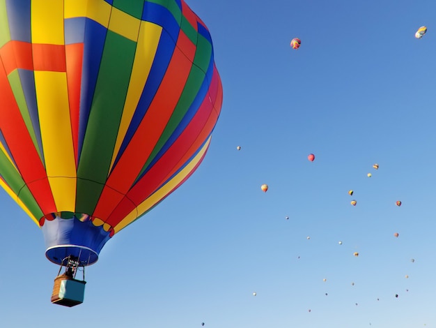 ballonfestival fliegende ballons im sommerblauen himmel