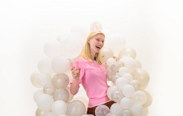 Ballonpartystimmung Mädchen im Pyjama feiern Pyjamaparty lächelnde Frau in Partyballons glücklich