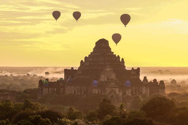 Ballons fliegen über den Dhammayangyi-Tempel