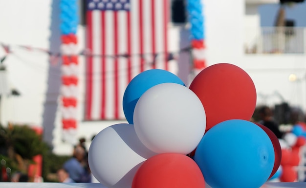 Ballons gegen die amerikanische Flagge