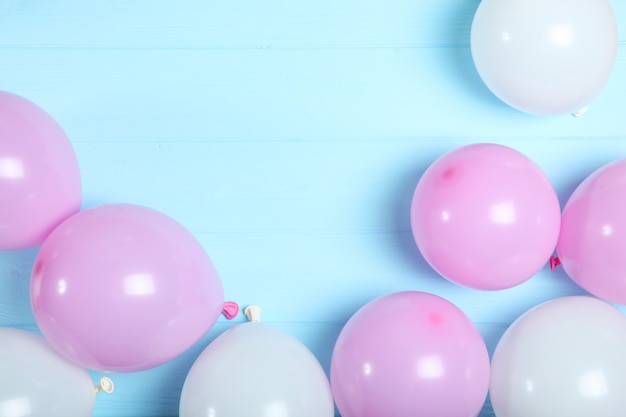 Ballons im festlichen Hintergrund der Farbdraufsicht mit Platz für Text