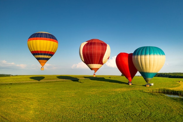 Ballons mit Menschen sind bereit, auf dem Feld abzusteigen