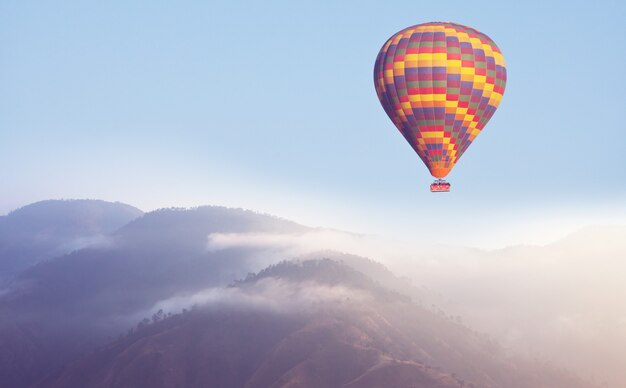 Ballons oben. reisen sie natürlichen hintergrund. reisefreiheit flug