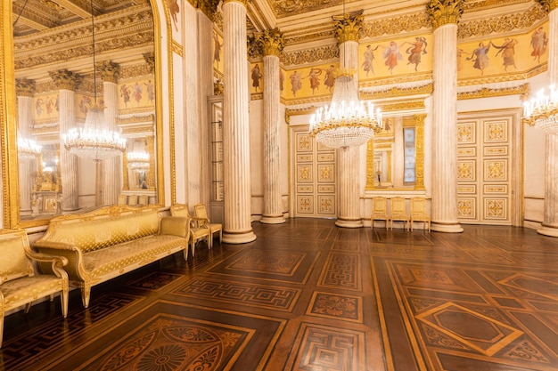 Ballsaal des Königspalastes Luxuriöses, elegantes antikes Interieur im Vintage-Stil