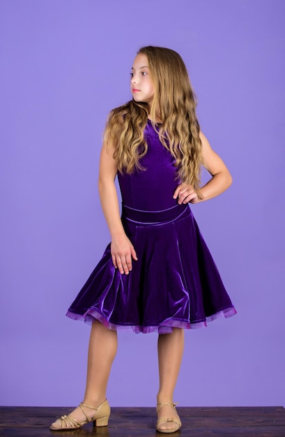 Foto ballsaal-tanzbekleidung modekonzept kindertänzer zufrieden mit konzert-outfit ballsaal-mode mädchen tragen violettes samtkleid kleidung für gesellschaftstanz modisches kinderkleid sieht hinreißend aus