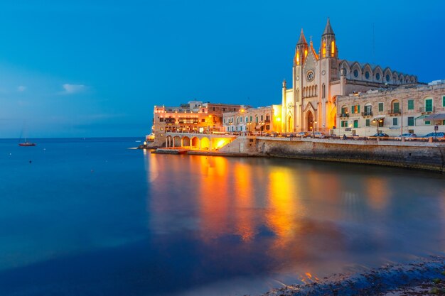 Balluta Bay und neugotische Kirche Unserer Lieben Frau vom Berg Karmel, Pfarrkirche Balluta, während der blauen Abendstunde, Saint Julien, Malta