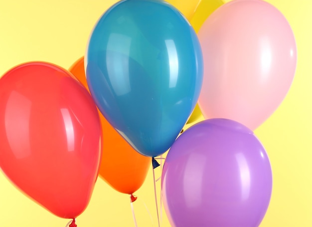balões coloridos em fundo amarelo