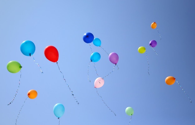 Balões coloridos em um fundo de céu azul