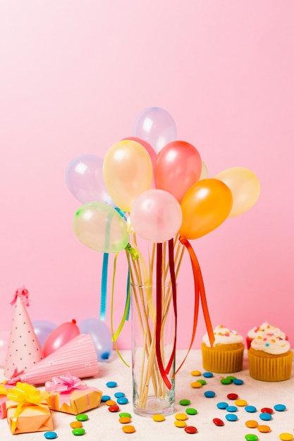 Balões coloridos na mesa para festa de aniversário