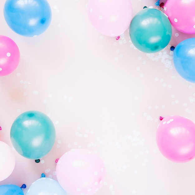 Balões coloridos sobre fundo de cor pastel. Conceito de festa ou festa de aniversário. Camada plana, vista superior.