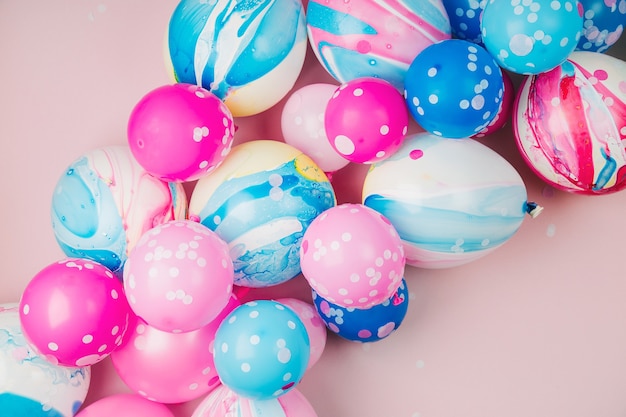 Balões coloridos sobre fundo de cor pastel. conceito de festa ou festa de aniversário. camada plana, vista superior.