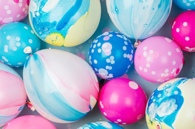 Balões coloridos sobre fundo de cor pastel. Conceito de festa ou festa de aniversário.