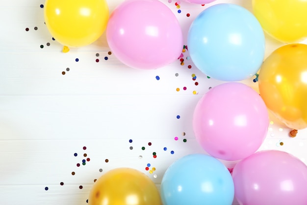 Balões coloridos, vista de cima, fundo festivo com lugar para texto