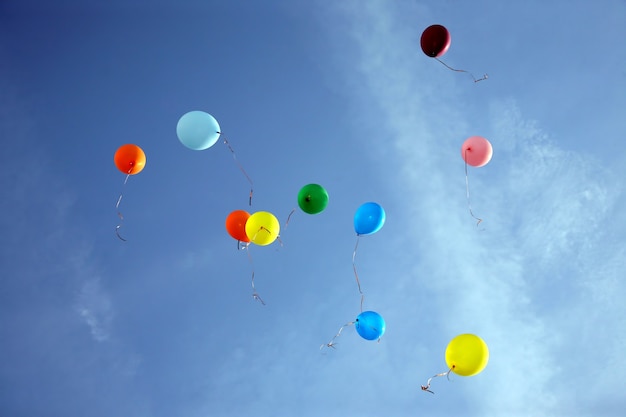balões coloridos voando no céu azul