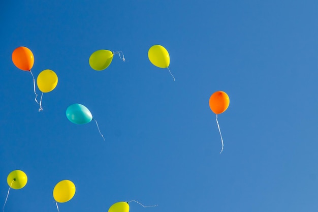 Balões coloridos voando no céu azul