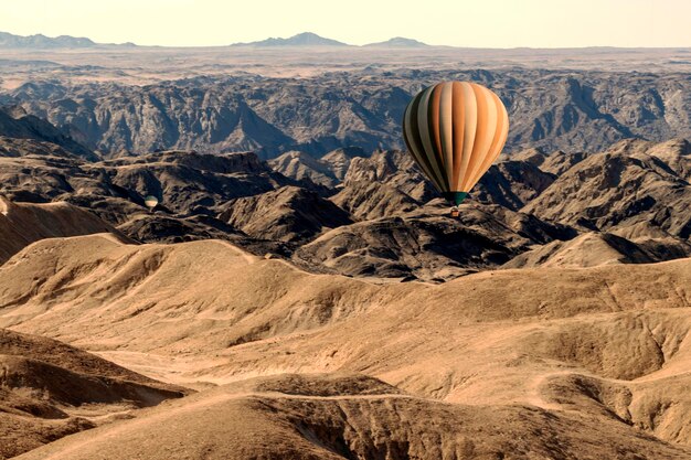 Balões coloridos voando sobre a montanha do vale da lua África