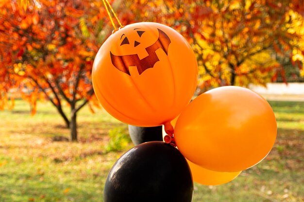 Foto balões de abóbora de halloween laranja e preto no parque de outono