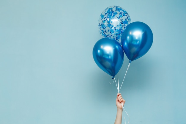 Foto balões de aniversário azul com espaço de cópia de texto.