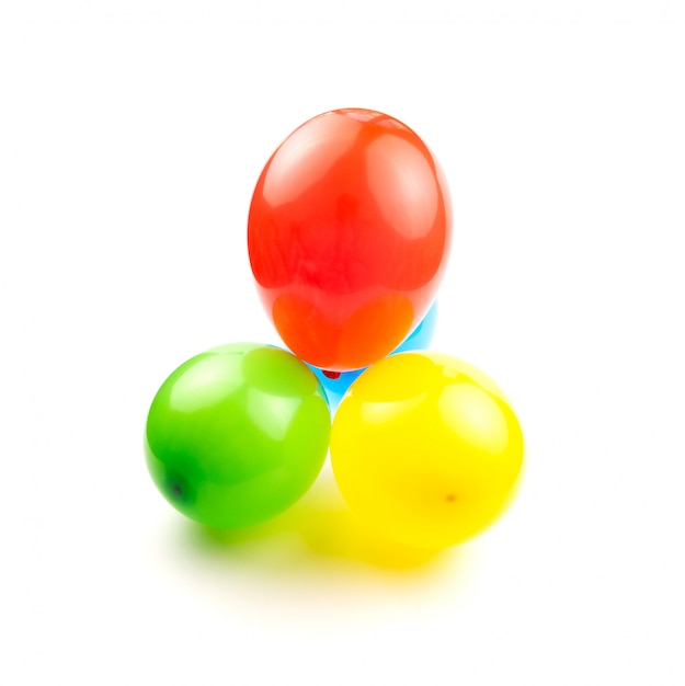 Balões de aniversário coloridos isolar em um fundo branco com espaço para seu texto