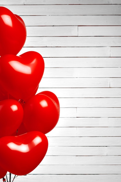 Balões de ar. Bando de coração vermelho em forma de balões de alumínio