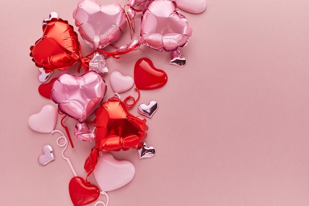 Balões de ar de folha em forma de coração em fundo rosa conceito de amor dia dos namorados