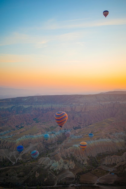 Balões de ar quente brilhantes no céu da Capadocia, Turquia
