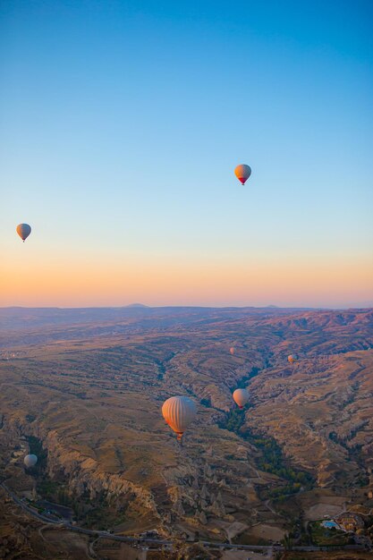 Balões de ar quente brilhantes no céu da Capadocia, Turquia