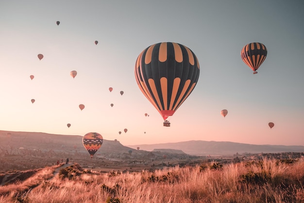 Foto balões de ar quente coloridos atração turística