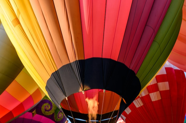 Balões de ar quente coloridos com inflamação de um inflável