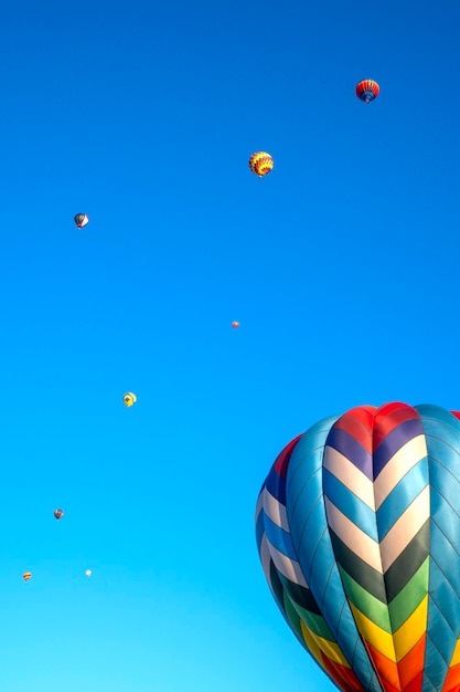 Balões de ar quente coloridos contra o céu azul Festival de balões Espaço para texto