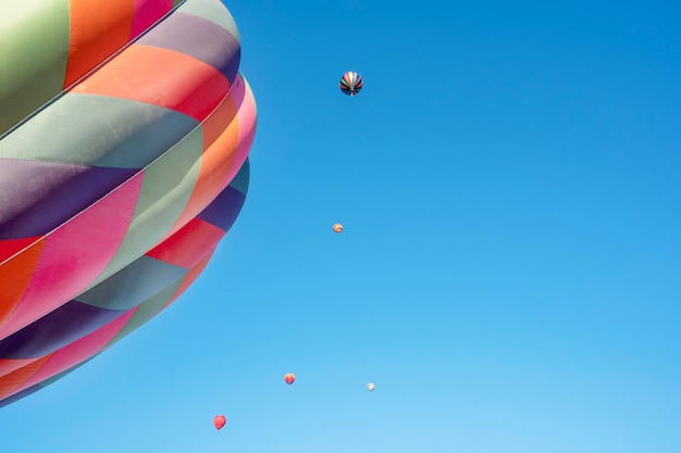 Balões de ar quente coloridos e céu azul fecham o espaço de foco seletivo para texto
