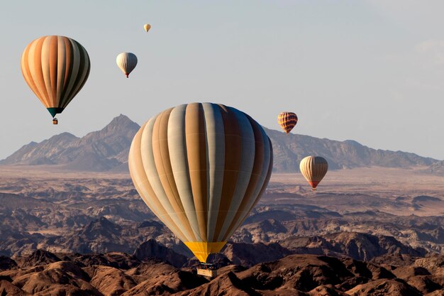 Balões de ar quente coloridos voando sobre a montanha do vale da lua África