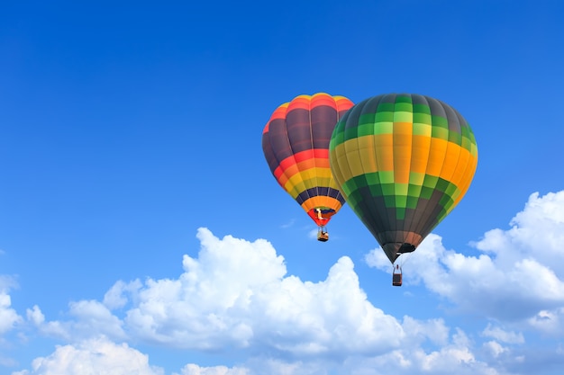 Balões de ar quente coloridos voando sobre o céu azul