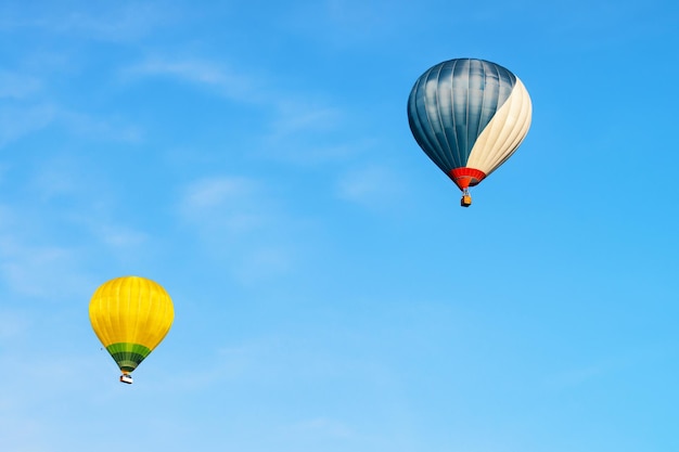 Balões de ar quente de cor azul e amarelo no céu de Vilnius, Lituânia