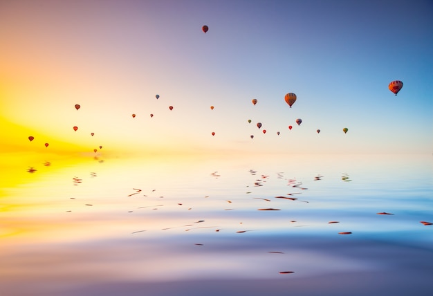 Balões de ar quente no céu do pôr do sol