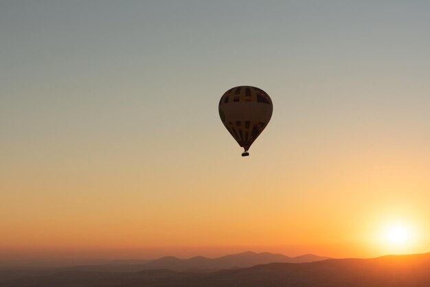 Balões de ar quente no céu durante o nascer do sol sonhos de viagem se tornam realidade