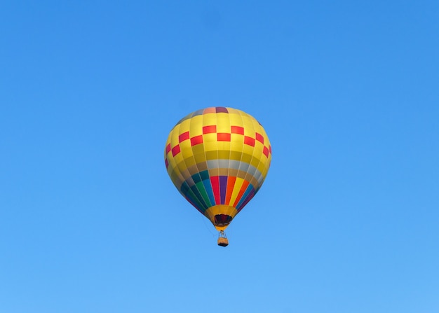 Balões de ar quente voando no céu azul