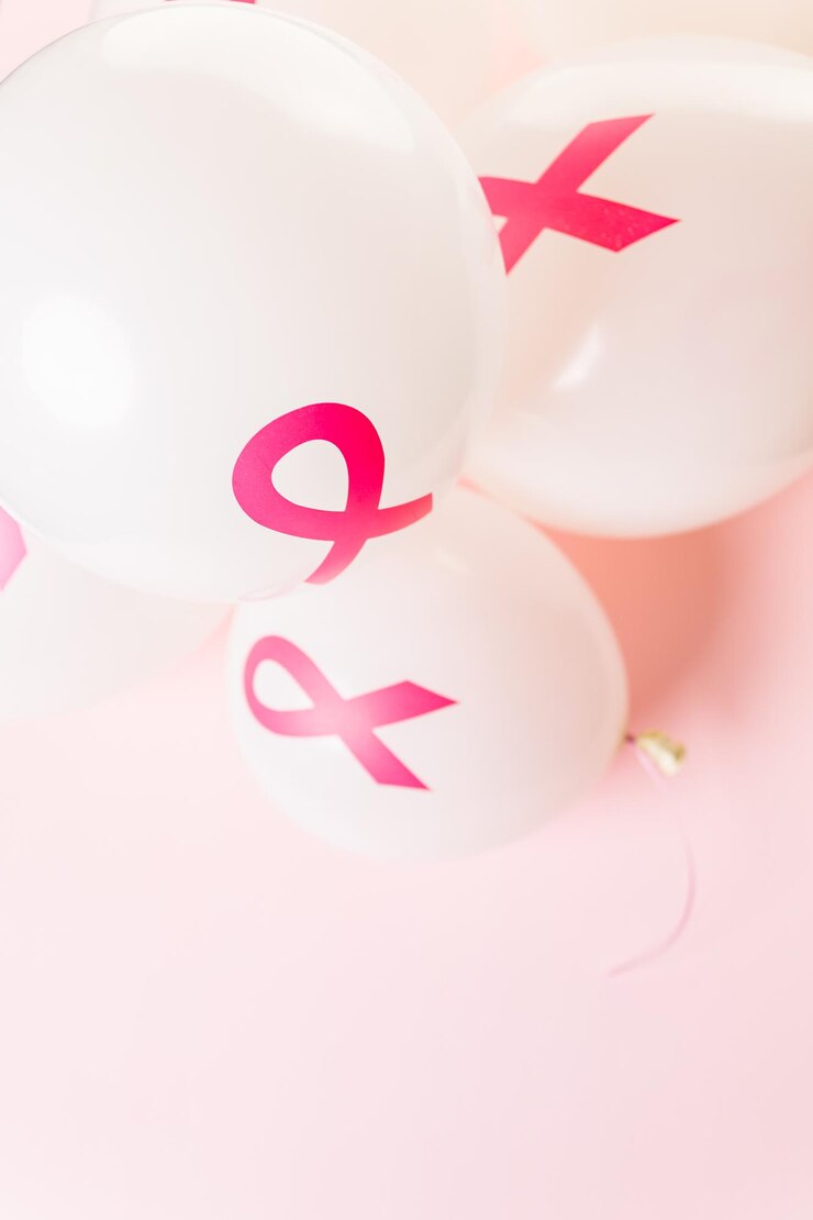 Foto balões de látex brancos com fitas cor de rosa.