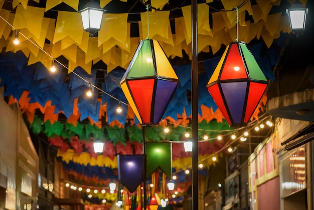 Balões decorativos e bandeiras coloridas para o festival de São João em junho no nordeste do Brasil