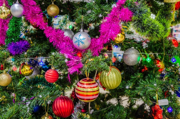 Balões e brinquedos na árvore de Natal.