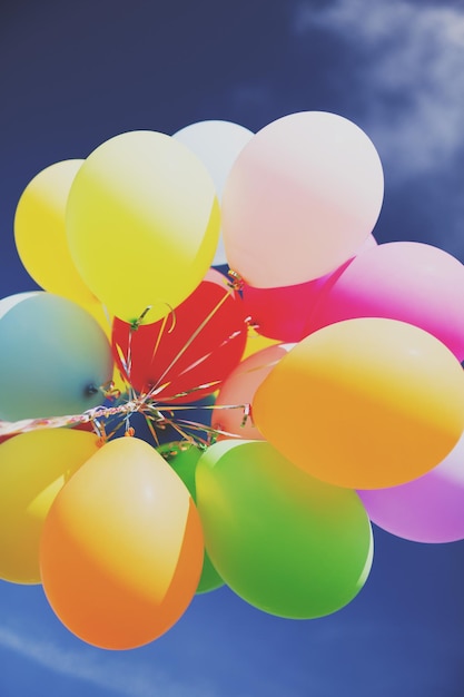 Foto balões e conceito de celebração - muitos balões coloridos no céu