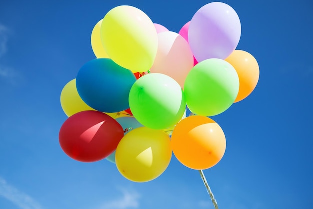 balões e conceito de celebração - muitos balões coloridos no céu