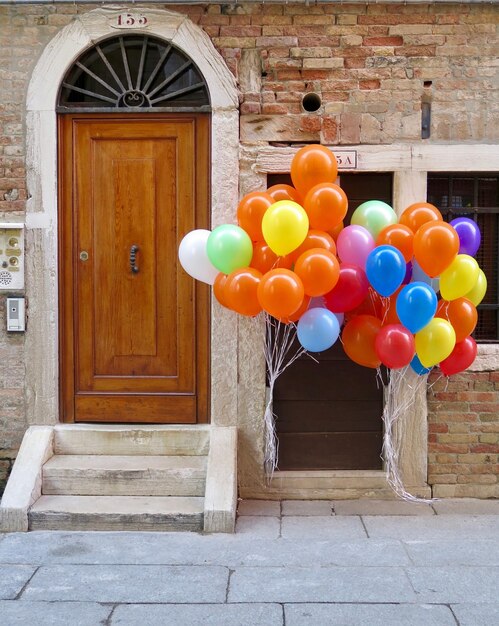 Foto balões multicoloridos contra a porta